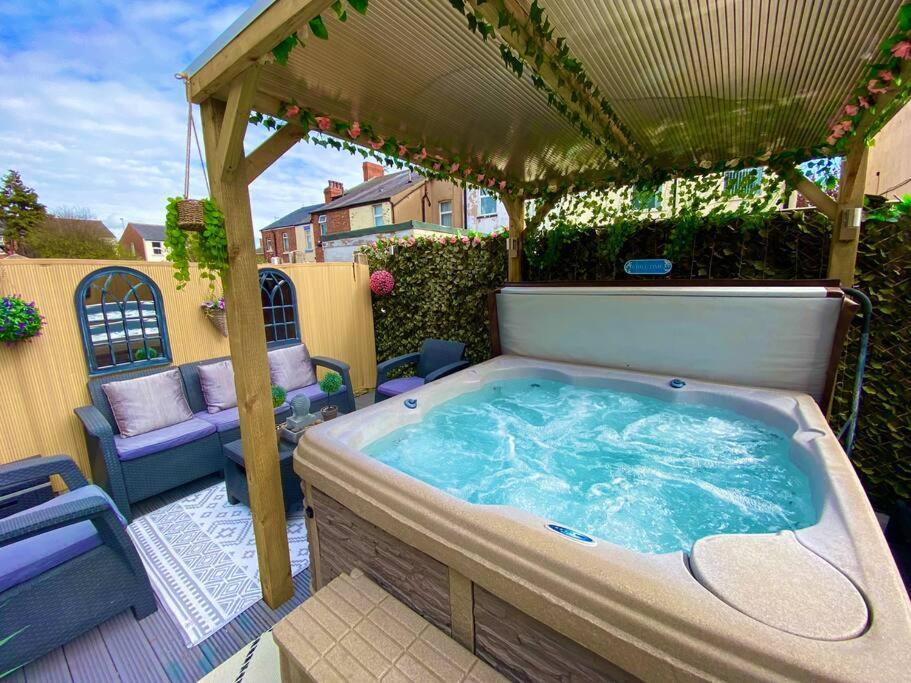 New…The Hottub House Blackpool Pleasure Beach Exteriör bild